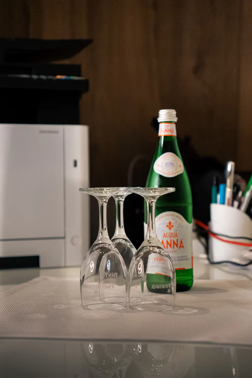 Gläser und Mineralwasser auf dem Besprechungstisch